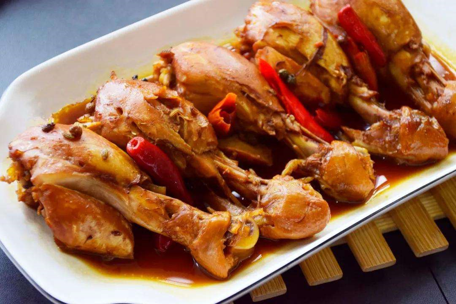 口感鲜美的卤鸡腿肉,表面光滑红润,鲜香酥烂