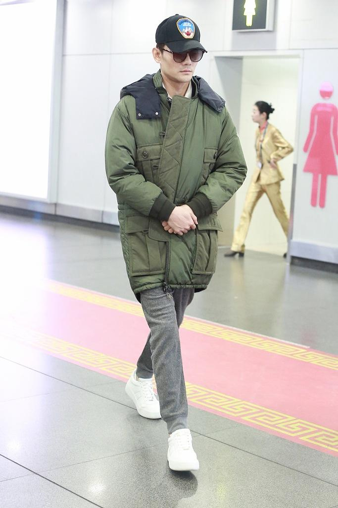 颜值很重要!王凯现身机场 身着军绿色大衣 帅气十足
