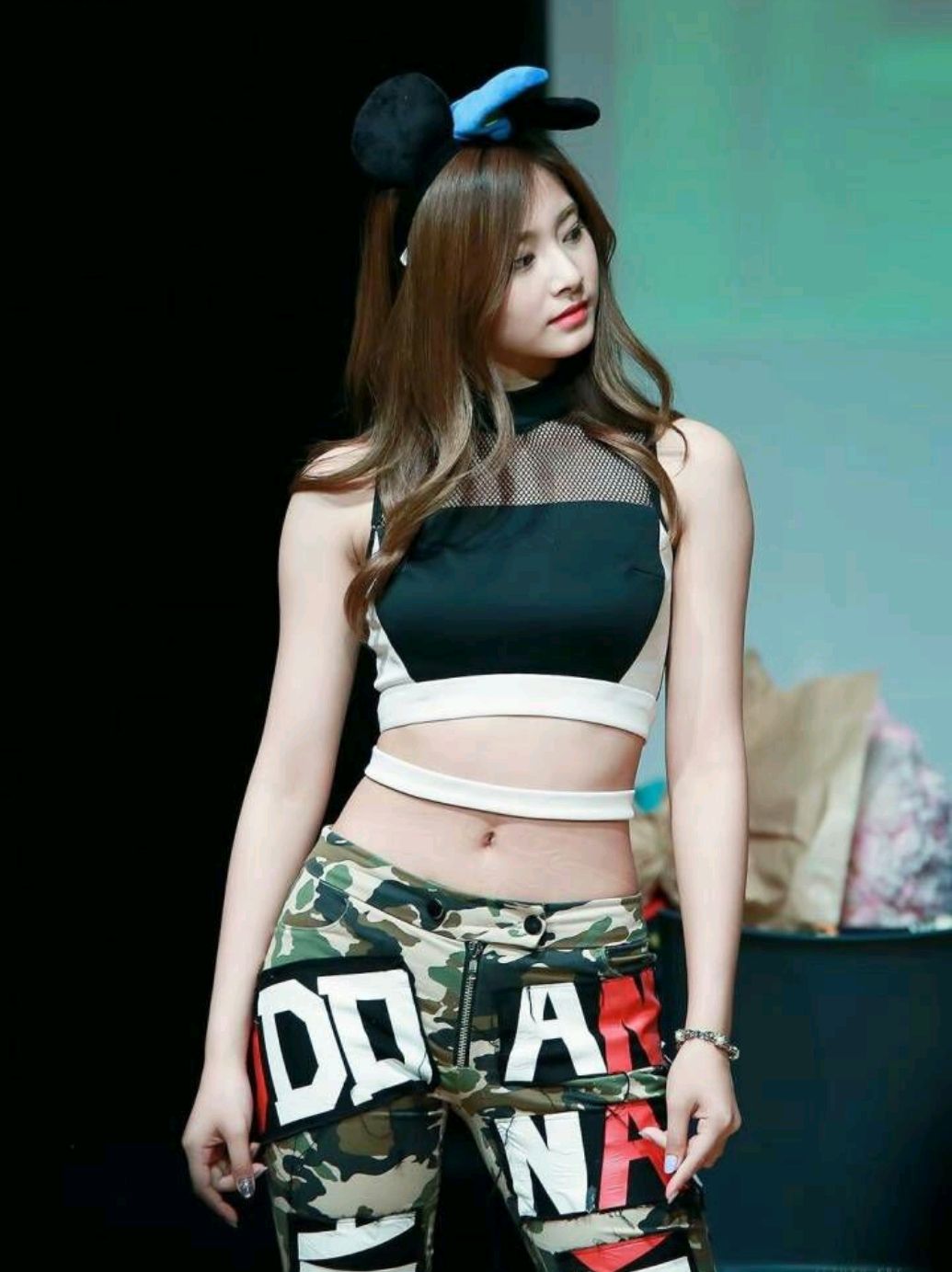 周子瑜不止有美颜,还有名品蚂蚁腰,网友: 她是天使啊