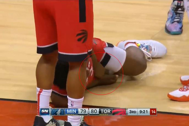 看着都疼!猛龙大将被唐斯一膝顶在裆部,疼得趴在地上起不来