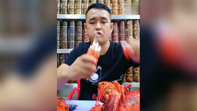 东北大叔吃大龙虾真土豪,就这么掰开啃了!