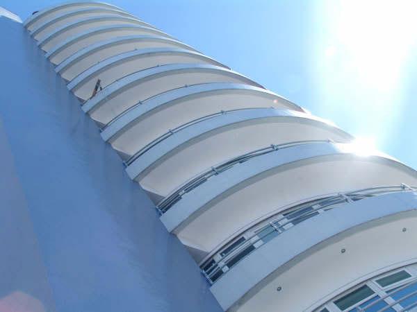 第一座旋转大楼建成后即被荒废,15年未曾被使用