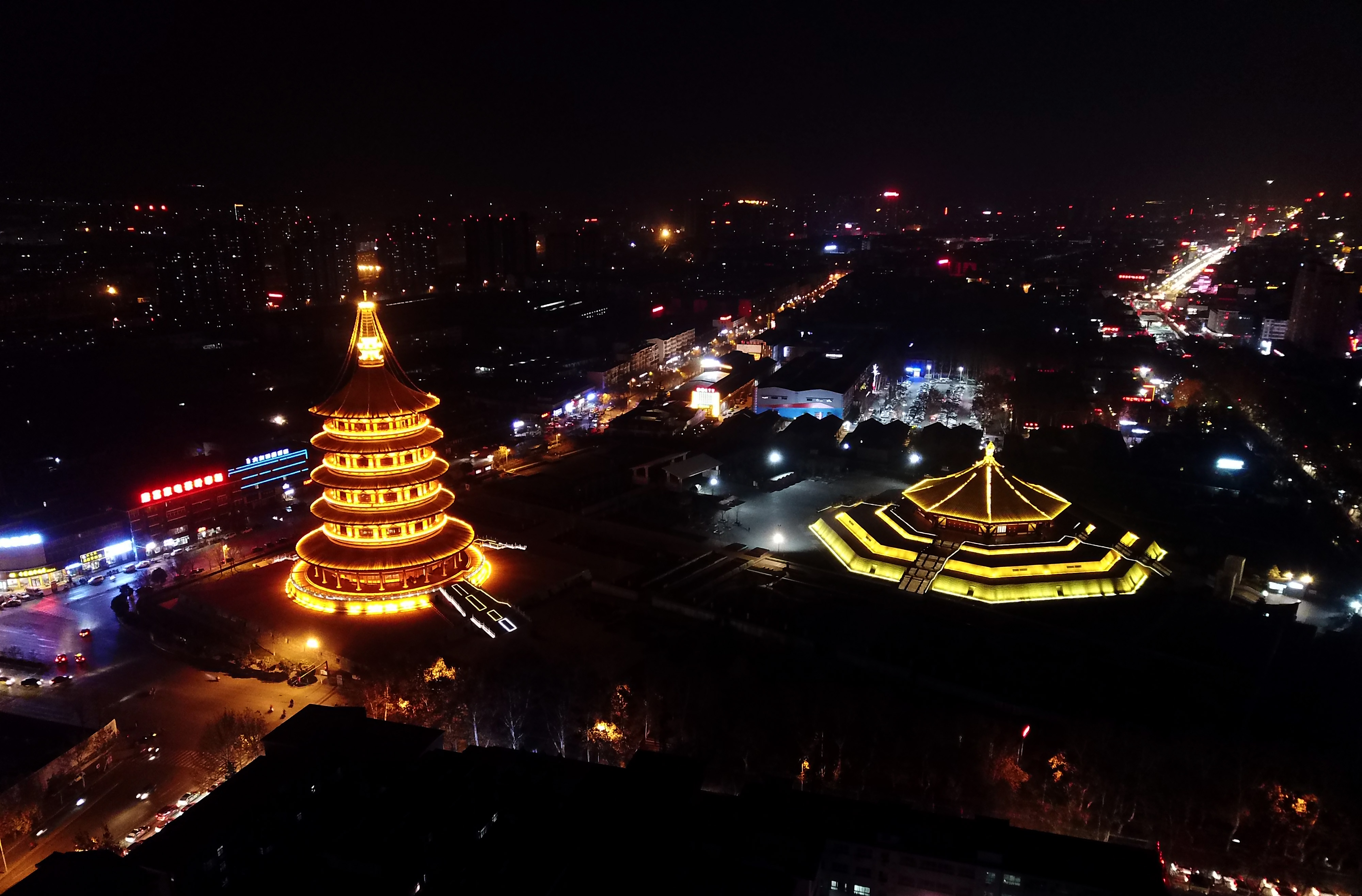 隋唐洛阳城国家遗址公园内的明堂(右)和天堂(12月26日无人机拍摄)