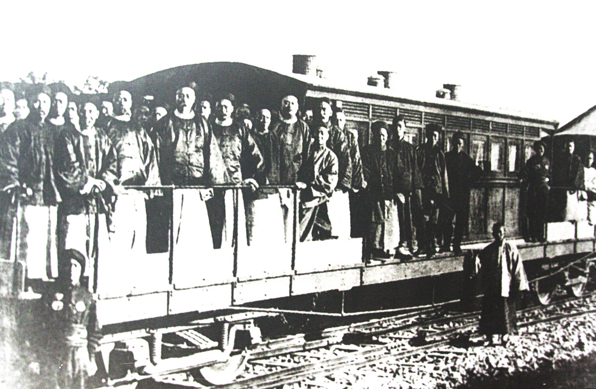 第一个五年计划的实施背景是中国新成立的中华人民共和国需要进行