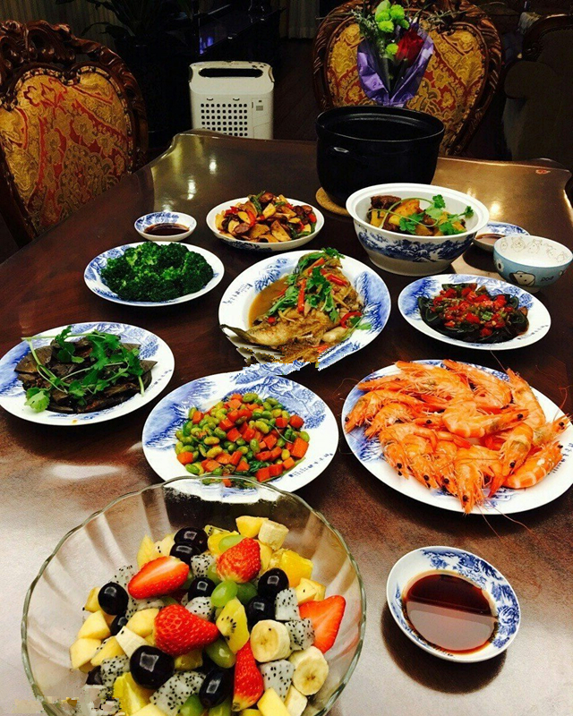 家里来亲戚,婆婆要我下厨招待,几道菜端上桌,她对我刮目相看!