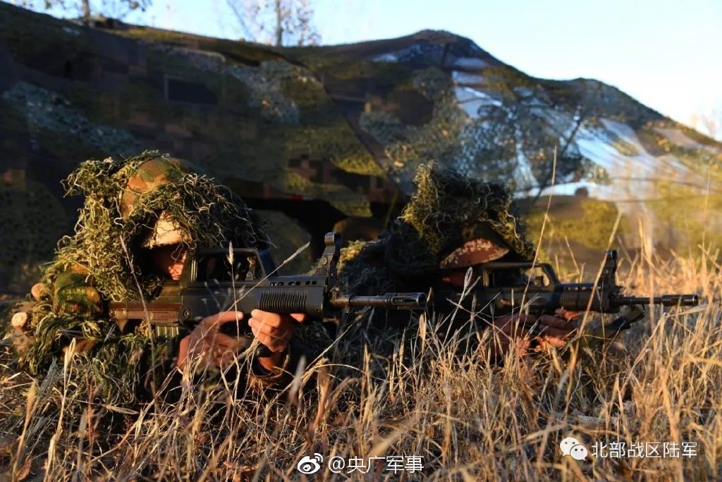 塞外劲旅!我军在草原深处开展实战化训练,草原迷彩吉利服很亮眼
