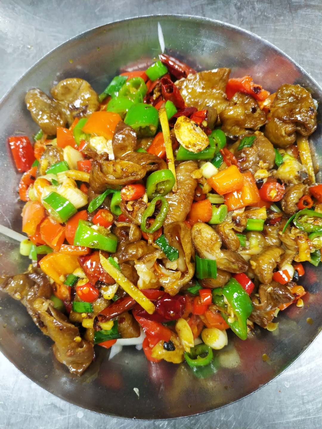 今天想给大家做一道:干锅肥肠,鲜香麻辣吃着过瘾