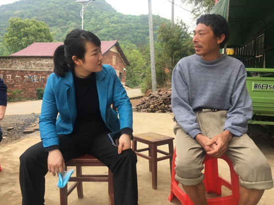 谢梅芳深入横塘镇调研