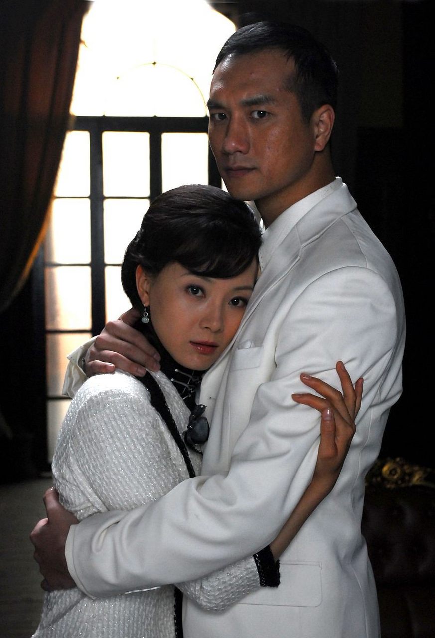 今天我想向你们推荐一本我心中的爱情圣经——张爱玲的《倾城之恋》!