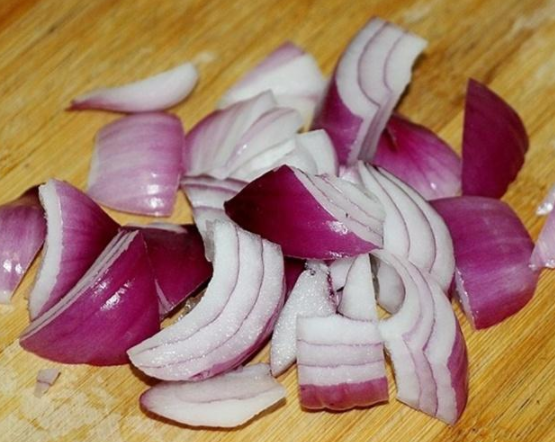 厨师小妙招分享:切洋葱时,只需"1招",不会刺激到眼睛!