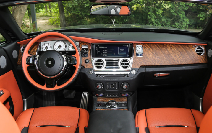 我比较喜欢车内饰的中控台,简约又不失设计感,我自己选了一个座椅保护