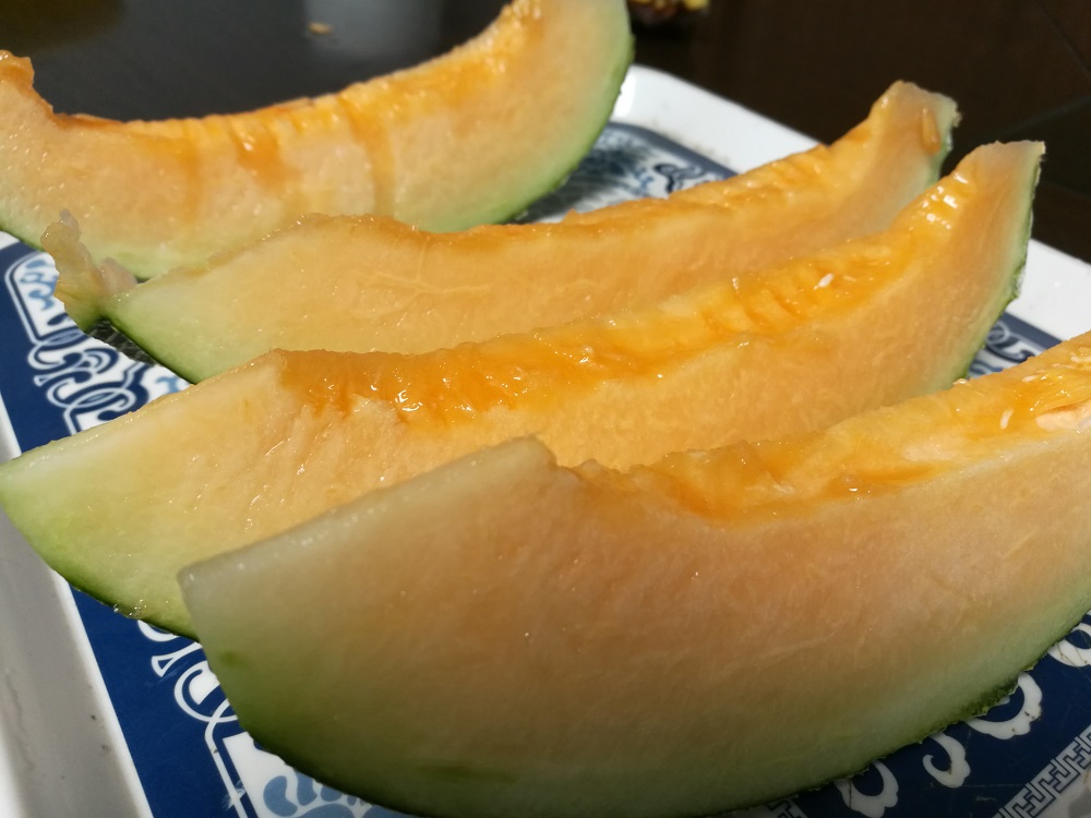 天蜜瓜园   天蜜瓜呈椭圆形,单个3到6斤,外表绿色,熟瓜浅灰色,网纹较