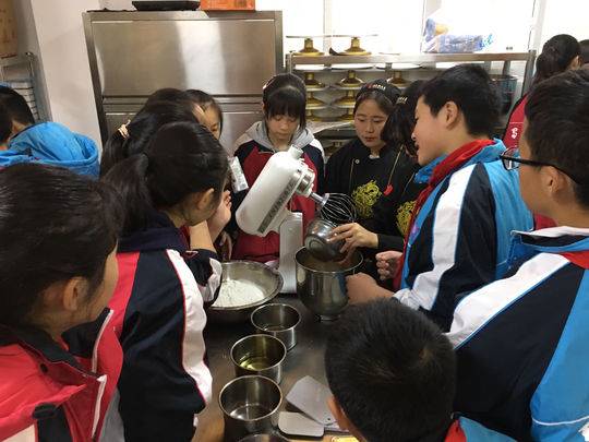 78名学生体验彩灯制作等职业 自贡蜀光中学开展体验课助力学子规划