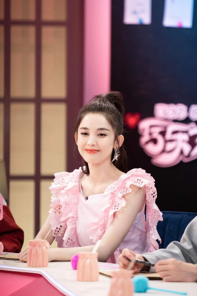 古力娜扎录制综艺节目,粉色上衣配条纹裤,少女气息爆棚!