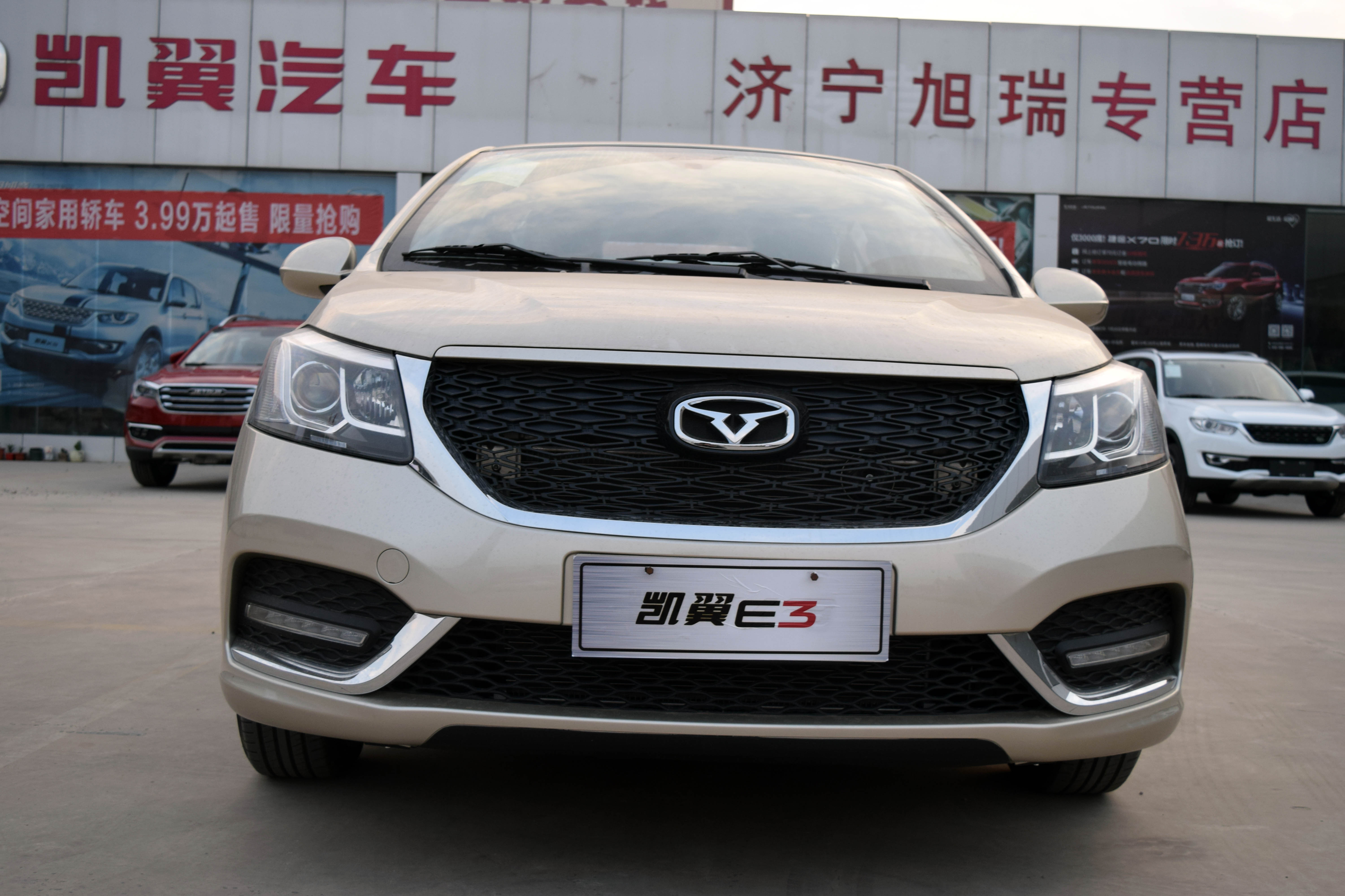 简单大方是整车外观设计的基调,但是简单并不意味着单调和呆板,凯翼e3