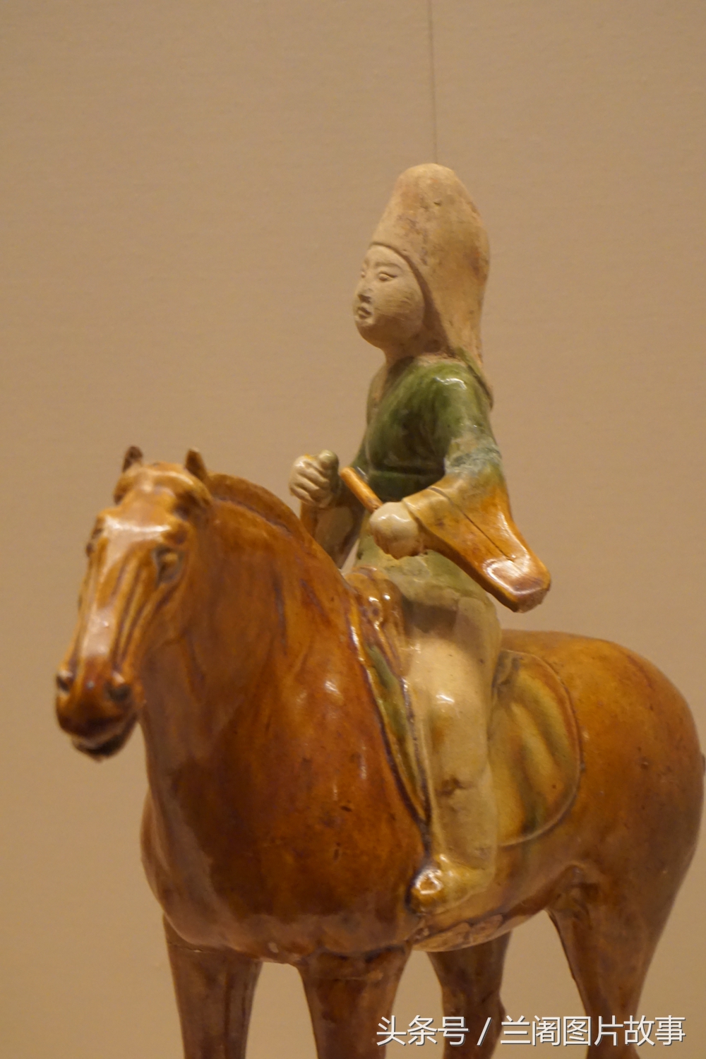 三彩釉陶俑:骑马奏乐——马背上的乐队,古人特殊的音乐表演方式