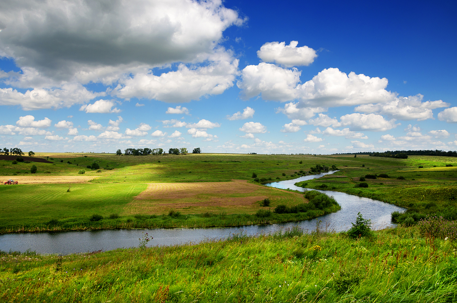 丰宁坝上草原位于河北省承德市丰宁满族自治县,是一个自然风光与历史