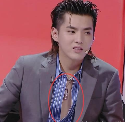 吴亦凡节目故意开衣扣,大秀"胸肌"