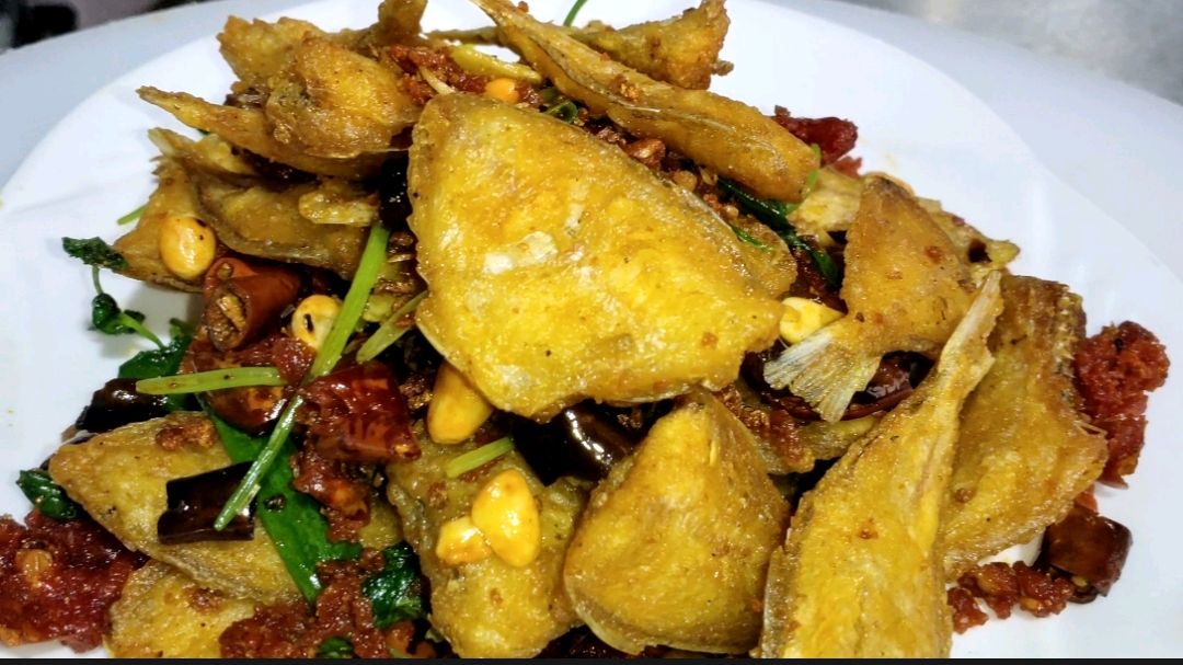 大厨教你做“香辣扒皮鱼”色泽金黄,口感酥脆,一盘不够吃