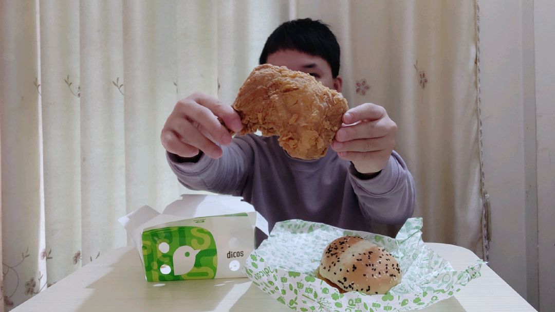 德克士的脆皮炸鸡腿太好吃了,比脸还大外脆里嫩真的很香