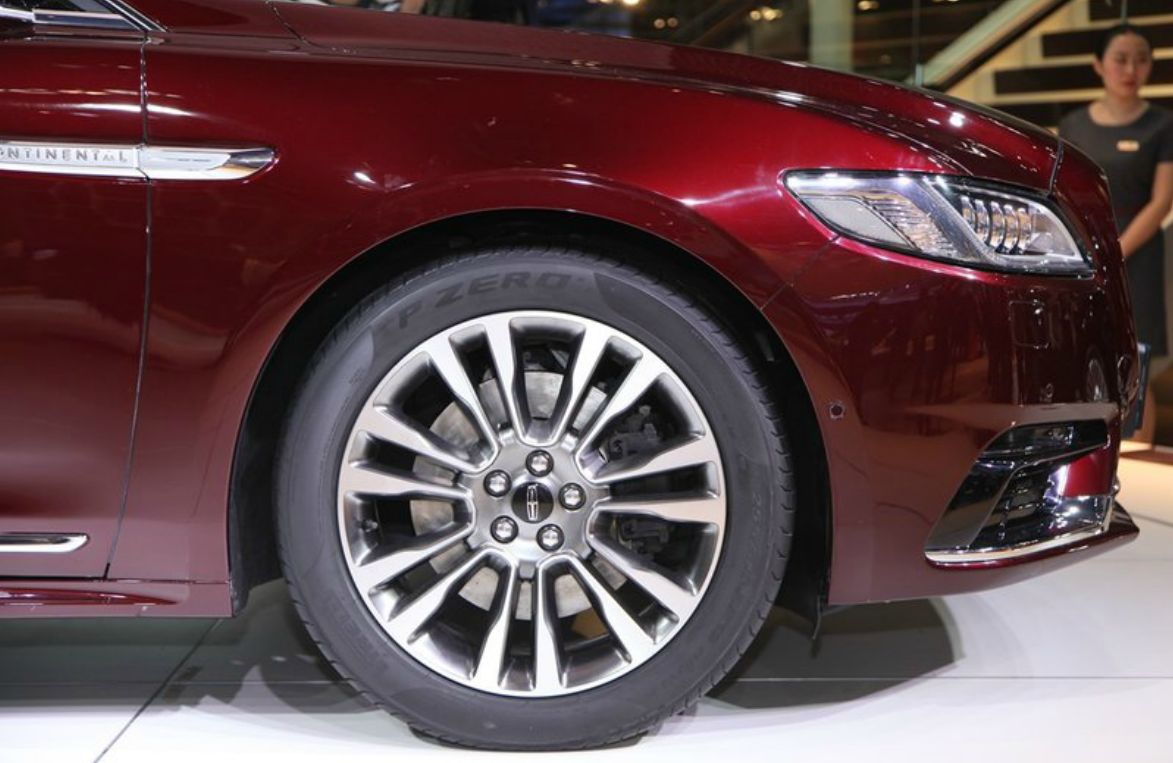 带大家品鉴一款林肯continental的外观