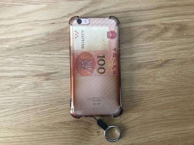 为什么会有人把100元人民币塞进手机壳的背面?看完终于搞懂了