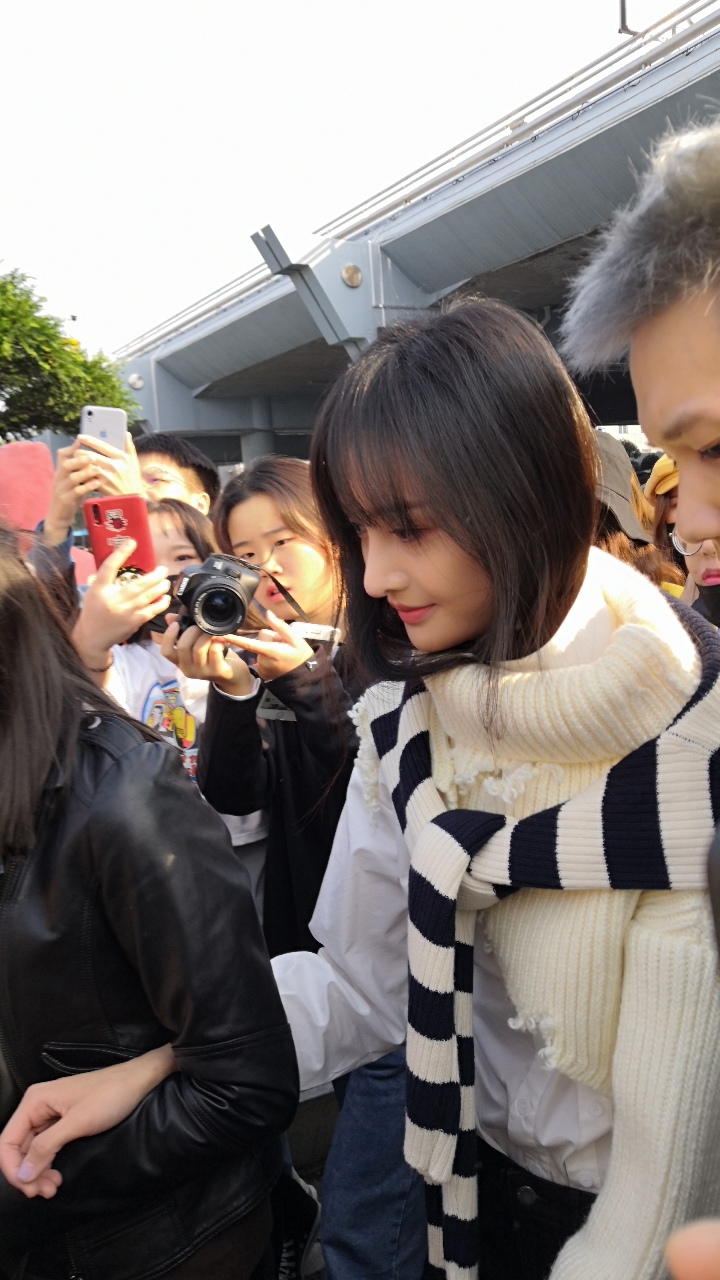 组图:郑爽机场近距离抓拍生图曝光 皮肤白皙细腻状态好