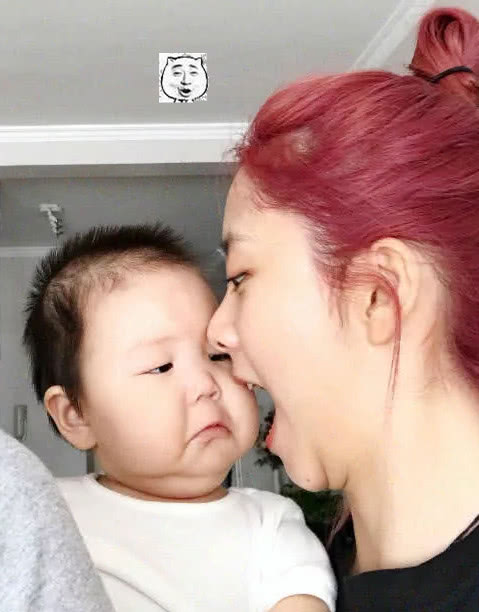 谭松韵调皮地晒"吃娃"照,宝宝委屈表情抢镜,网友修图大呼可爱