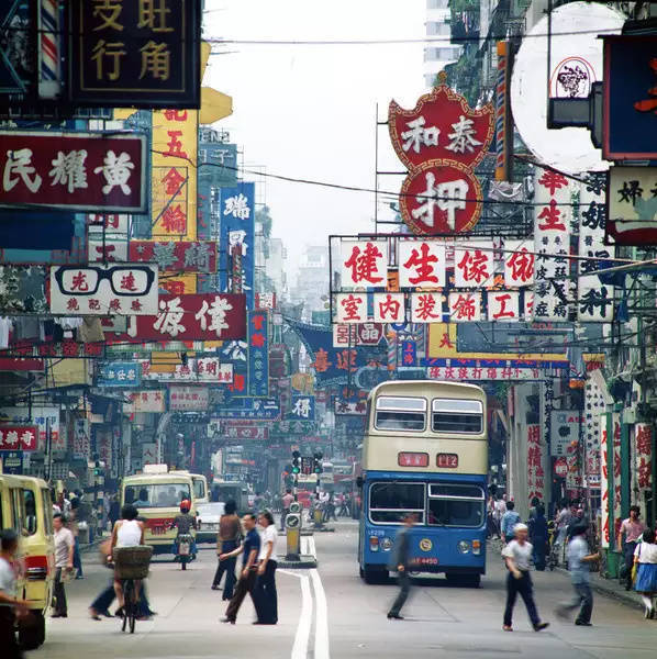 一位外国人记录下的香港深水埗,旧时就如此繁华,夜景