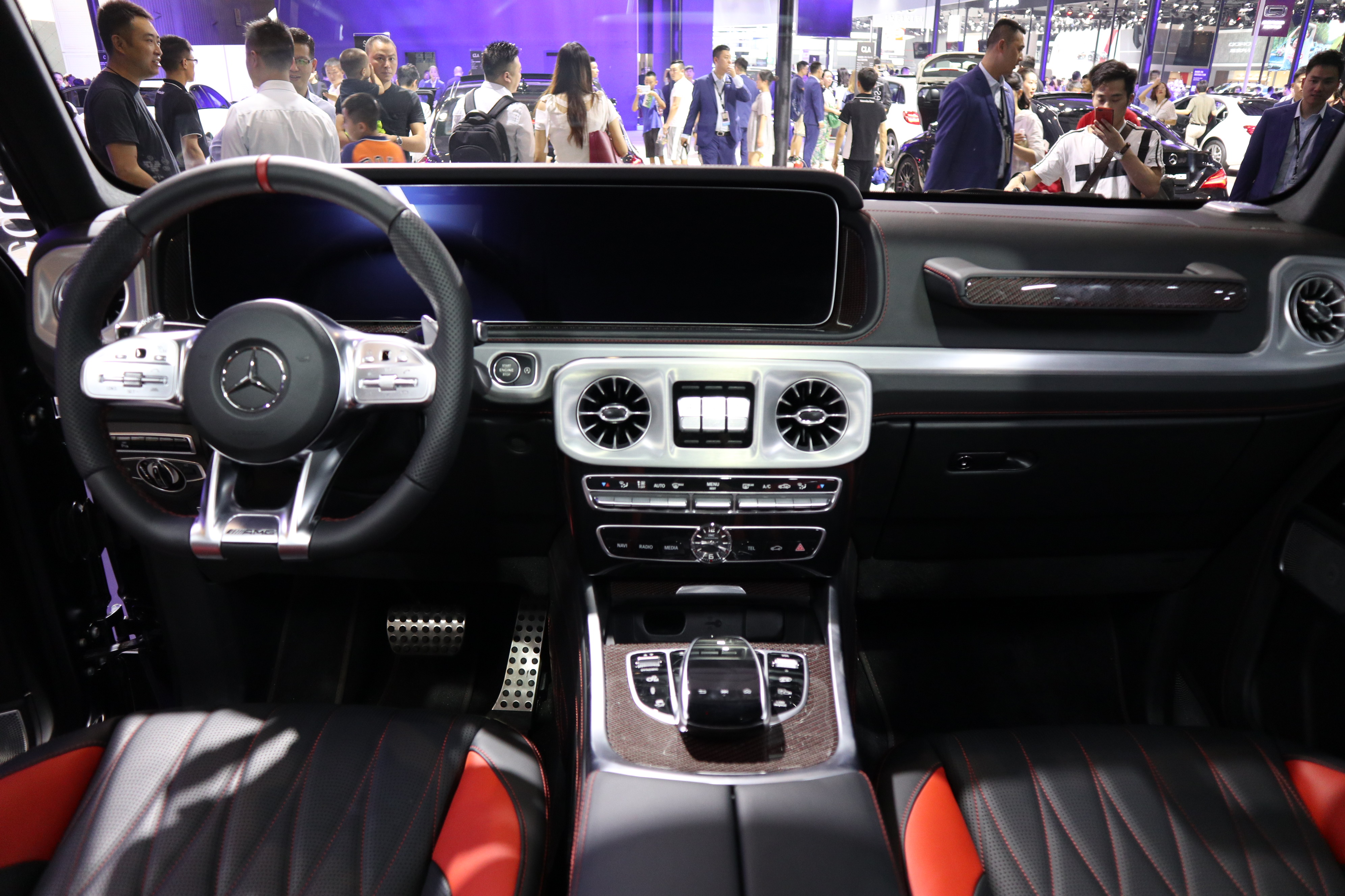 奔驰大g现身2018年成都车展,外观霸气,内饰奢华,动力充沛