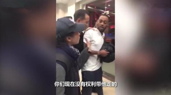 黑人在商场偷窃被抓,中国女友大喊:他是摩尔人,你们没资格抓!