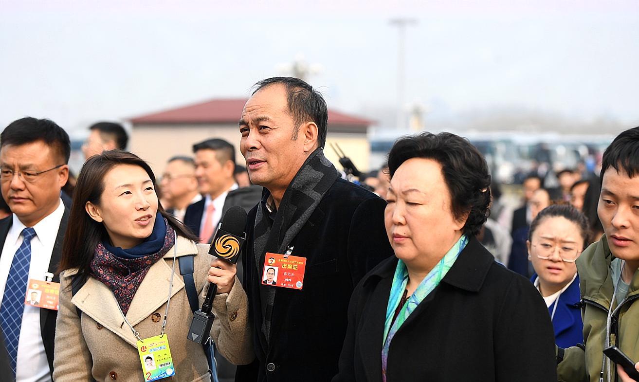 全国政协委员冯小刚姚明等人参加"两会"郑重对待 不苟言笑