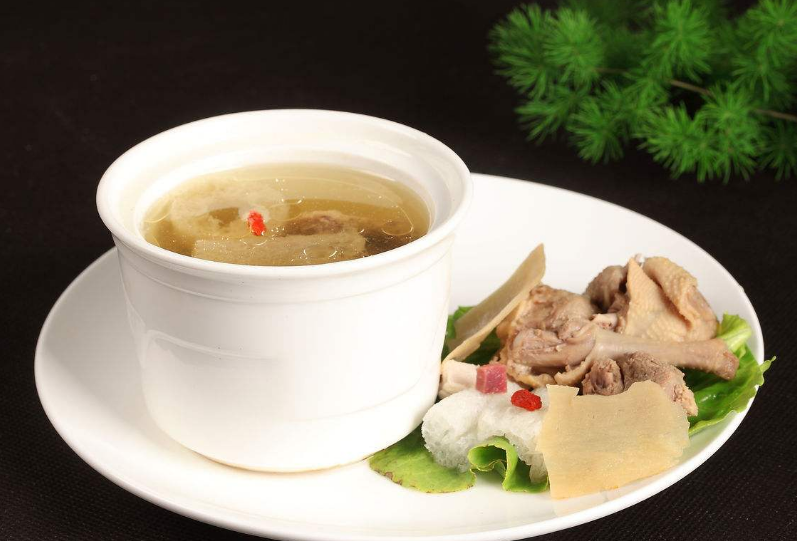 做法:海参羊肉汤,海参(水发,下同)150克,羊肉120克,切成片煮汤.