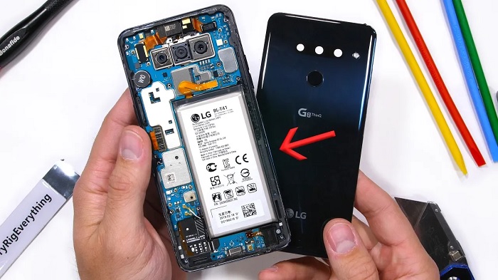 拆解发现lg g8 thinq的电池很难被卸下