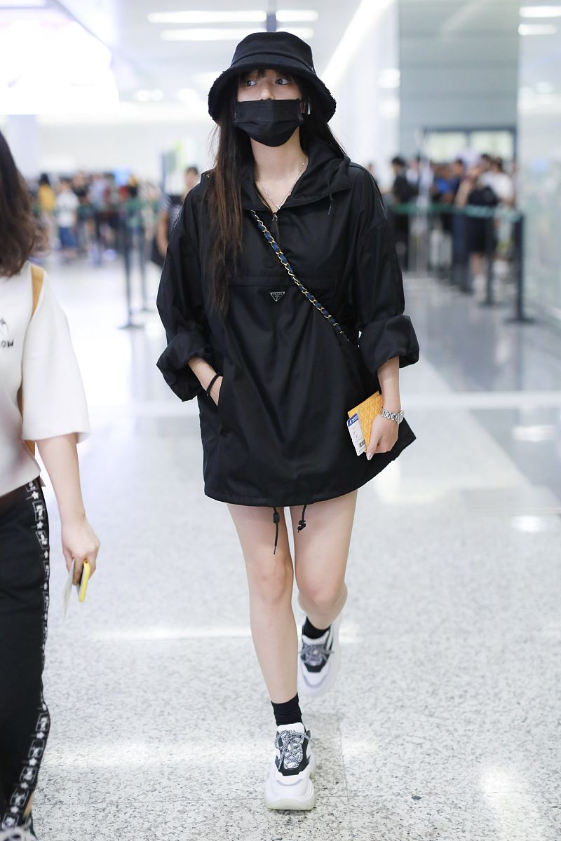程潇街拍:prada冲锋衣裙 老爹鞋 暗黑时髦