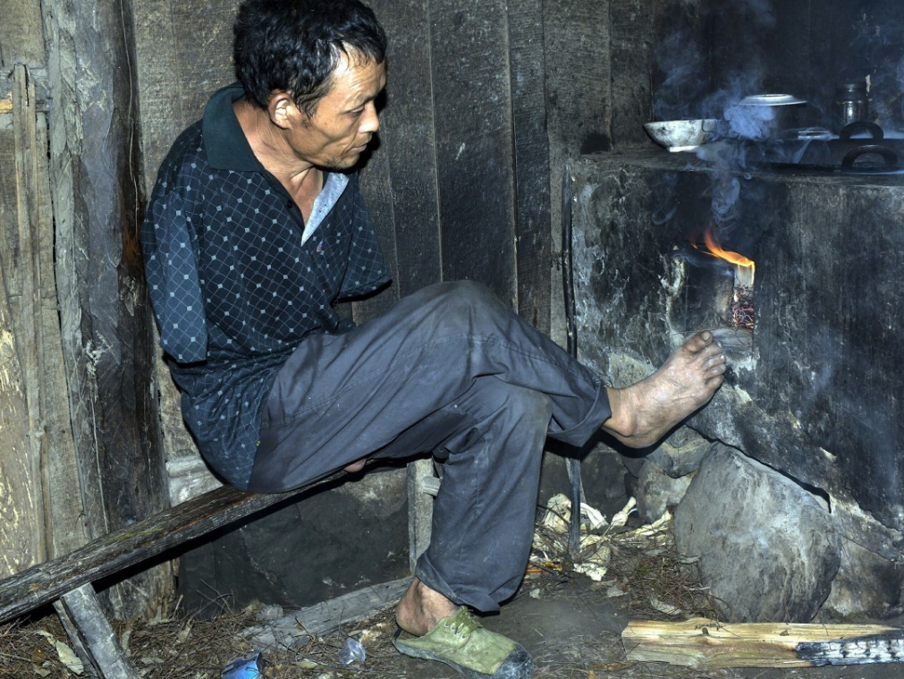 失去双臂的男人用双脚生活,还要照顾80岁老母亲,真心疼!