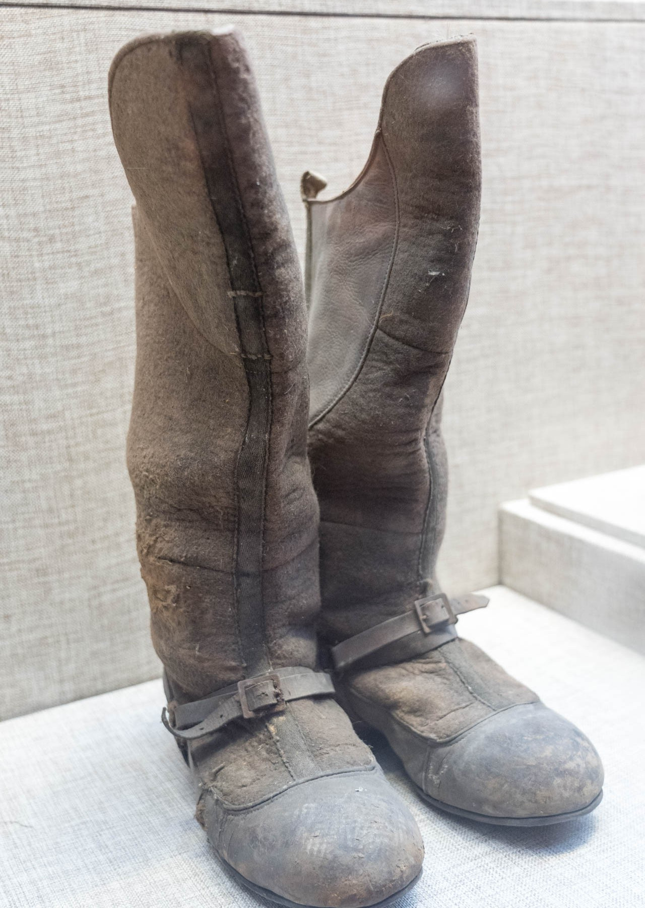 照片中为我国战士缴获的日军的棉马靴,里面毛绒绒的,鞋面是皮质的