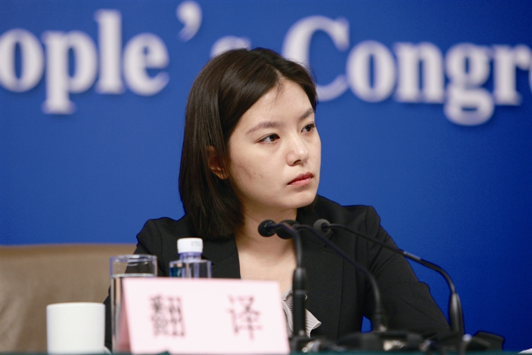 她被称为外交部的"冰美人",工作时神情专注,生活照更让人动心