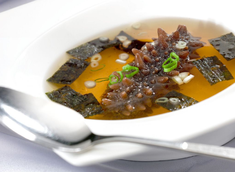 做法:海参羊肉汤,海参(水发,下同)150克,羊肉120克,切成片煮汤.