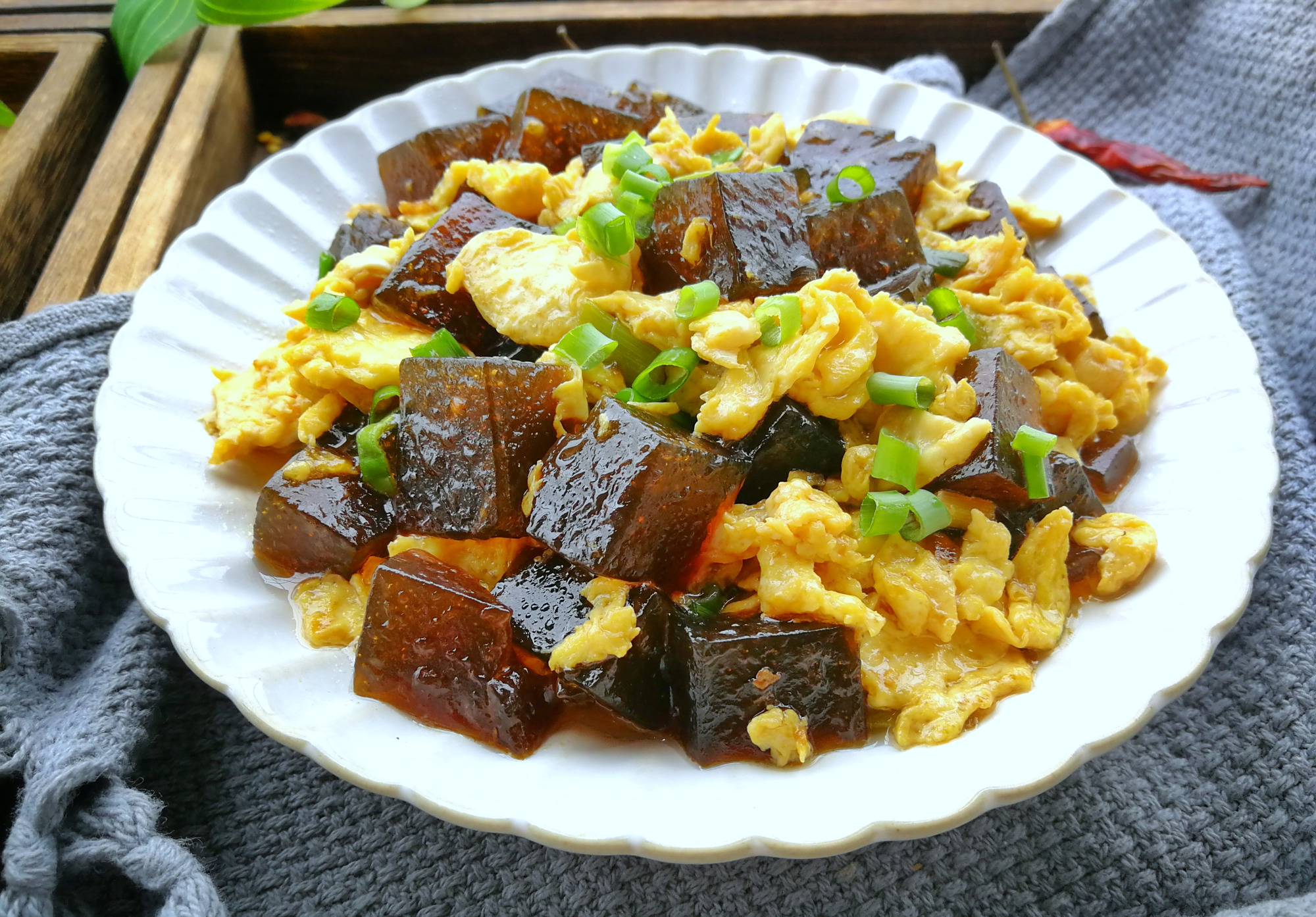 夏季不可错过的一道美食,凉粉也能炒鸡蛋,比凉调的还要好吃