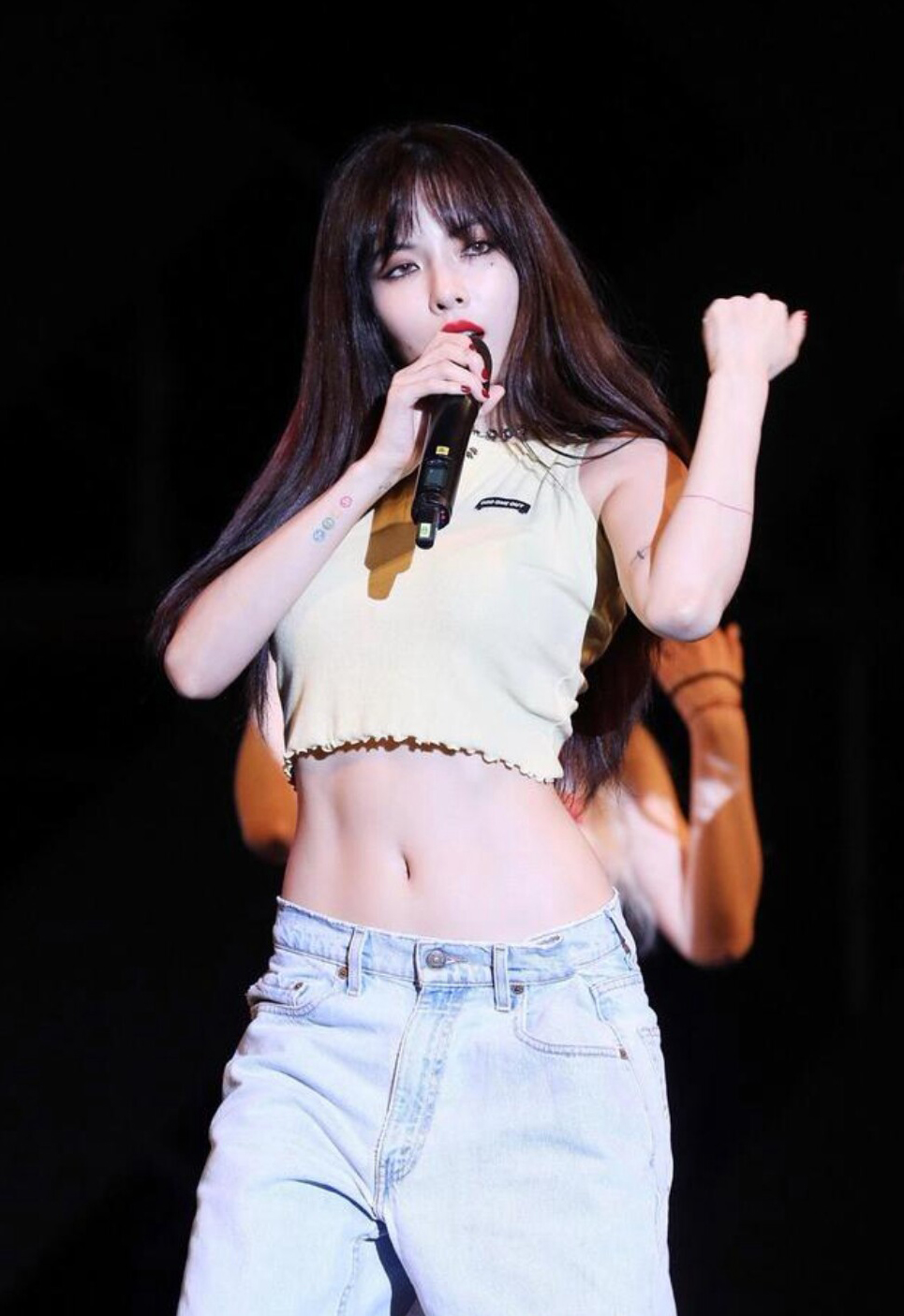 韩国艺人小野猫泫雅,一件粉色格子长款毛衣,一枚甜美系的少女