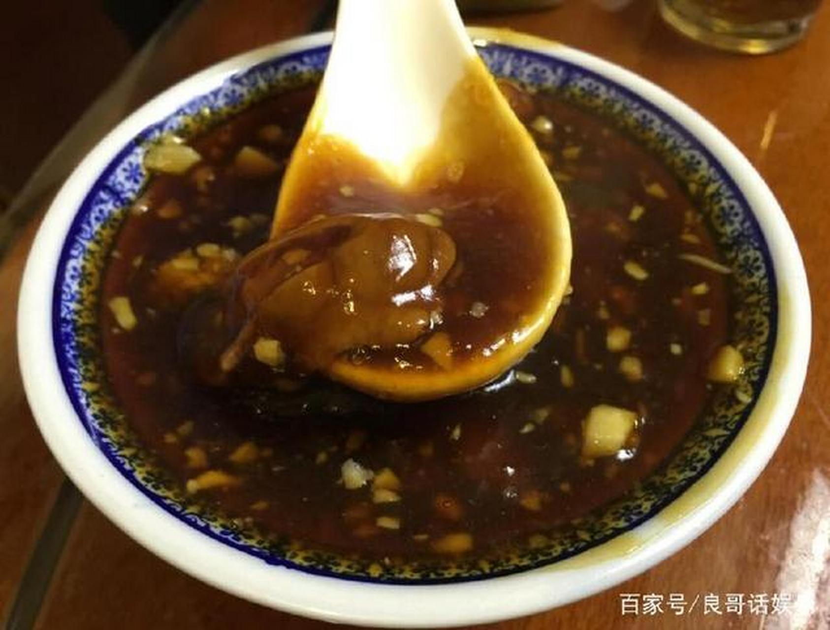 炒肝的主要食材是猪大肠和猪肝,把猪大肠和猪肝清洗干净,切好,烧一锅