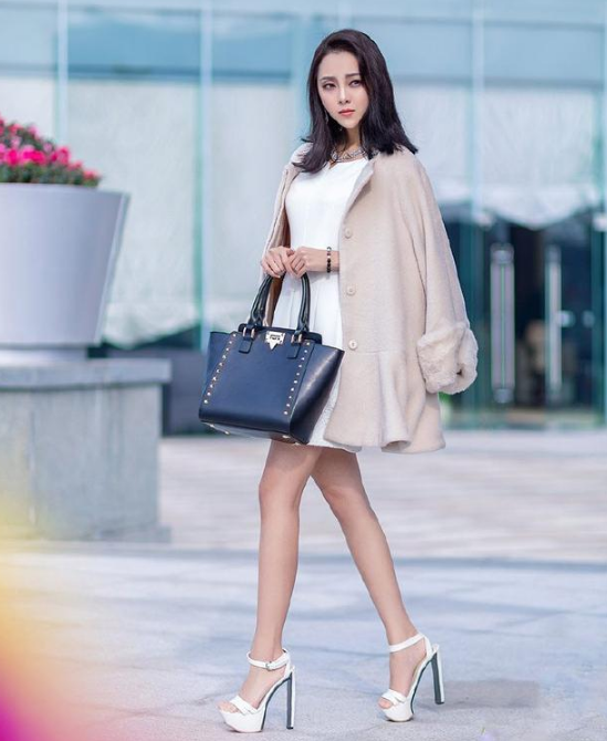 街拍:狂野中不失俏皮打扮的小姐姐,一身黑色性感优雅