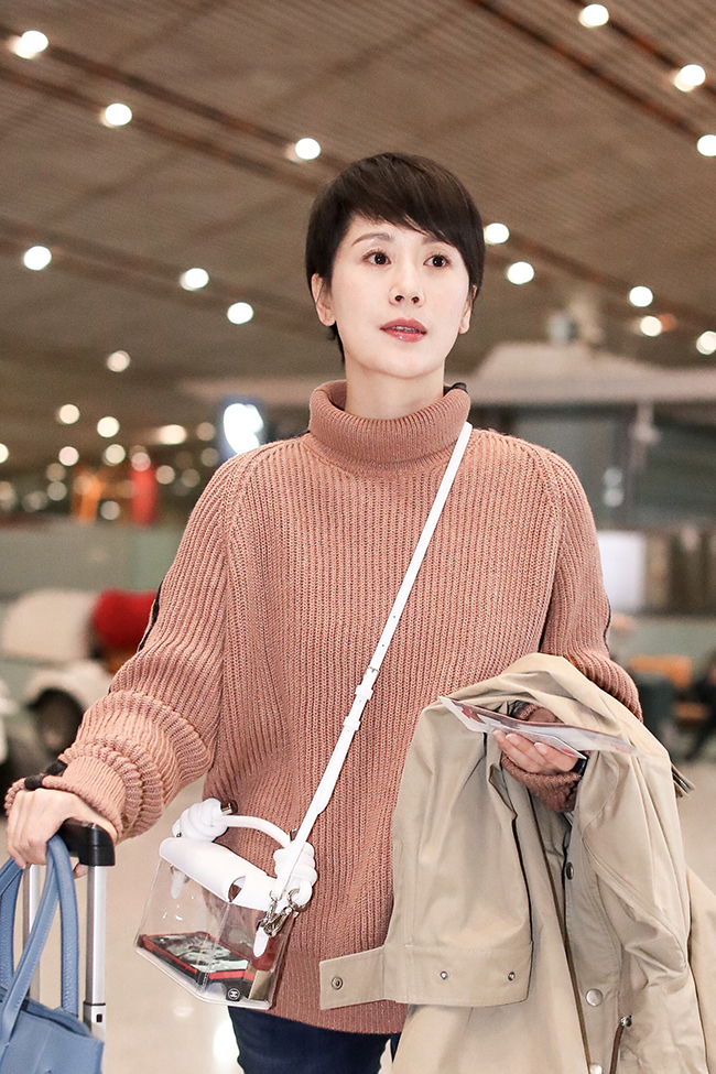 海清暖橙毛衣舒适大方 双包出行轻便又时尚