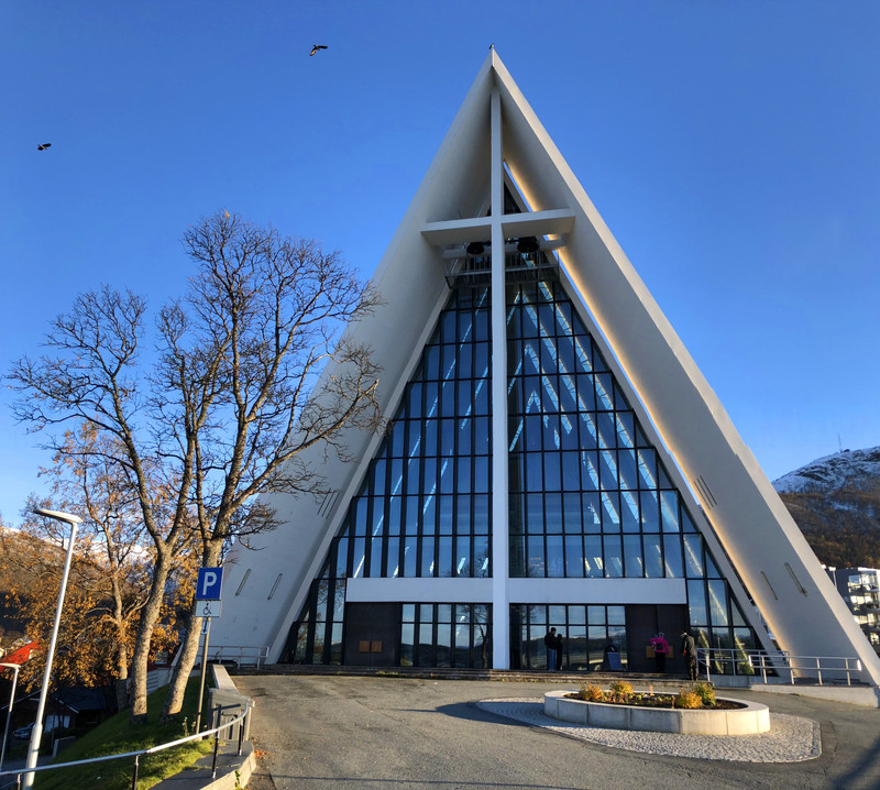 北极大教堂是特罗姆瑟的标志建筑,建于1965年,建筑设计呈雪山状,拥有