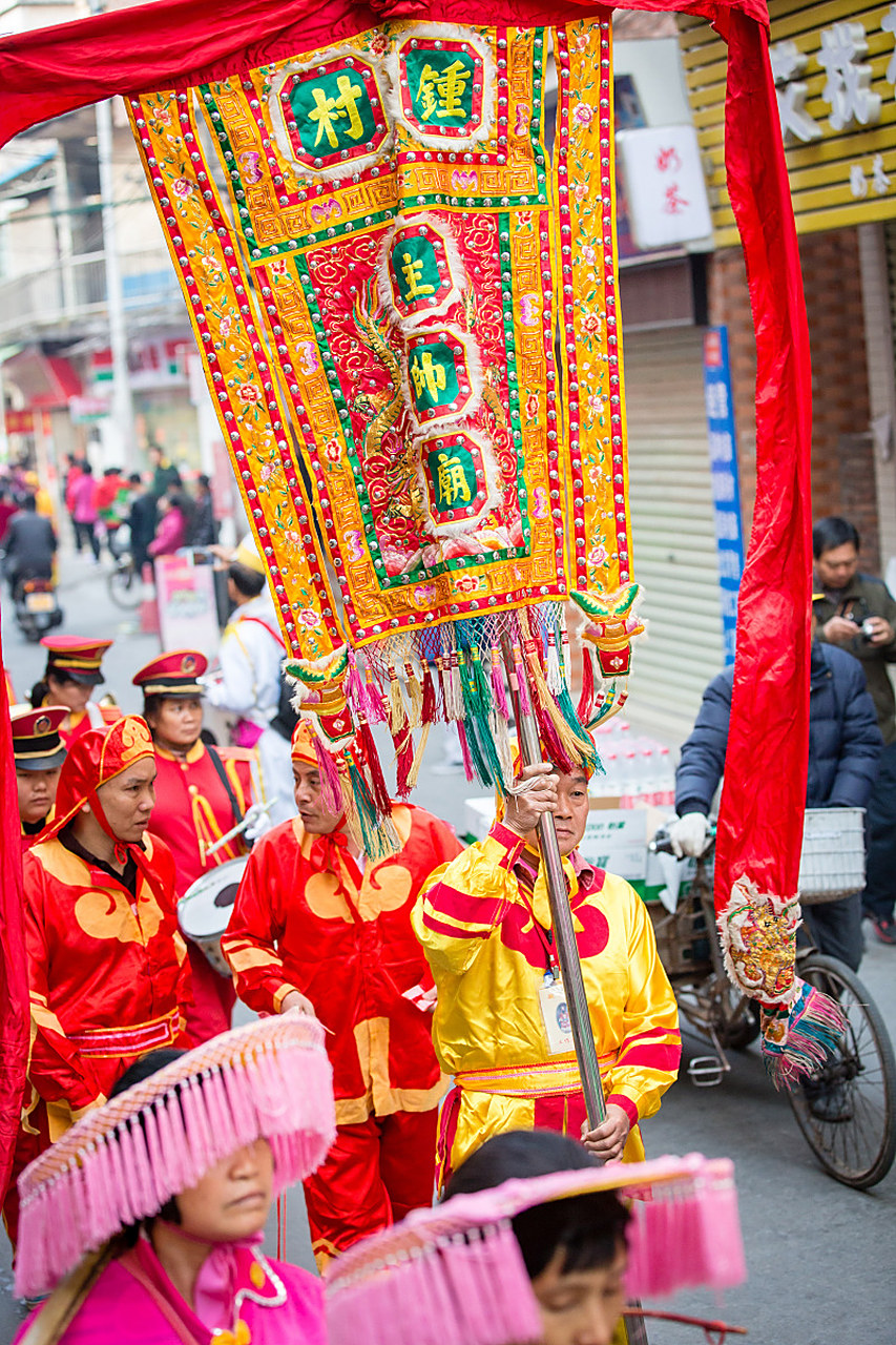 今天,让我们一起来探究一下吧!  潮汕抬旗,是潮汕地区的一项传统风俗.