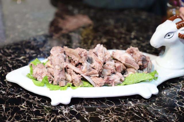 手抓羊肉 应该是水煮的羊排,肉很好撕开,肥瘦相间,微甜.