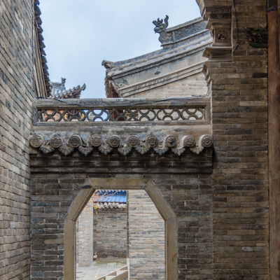 进入县衙内,建有五堂二十六个院落,占地二万多平方米,房舍四百余间