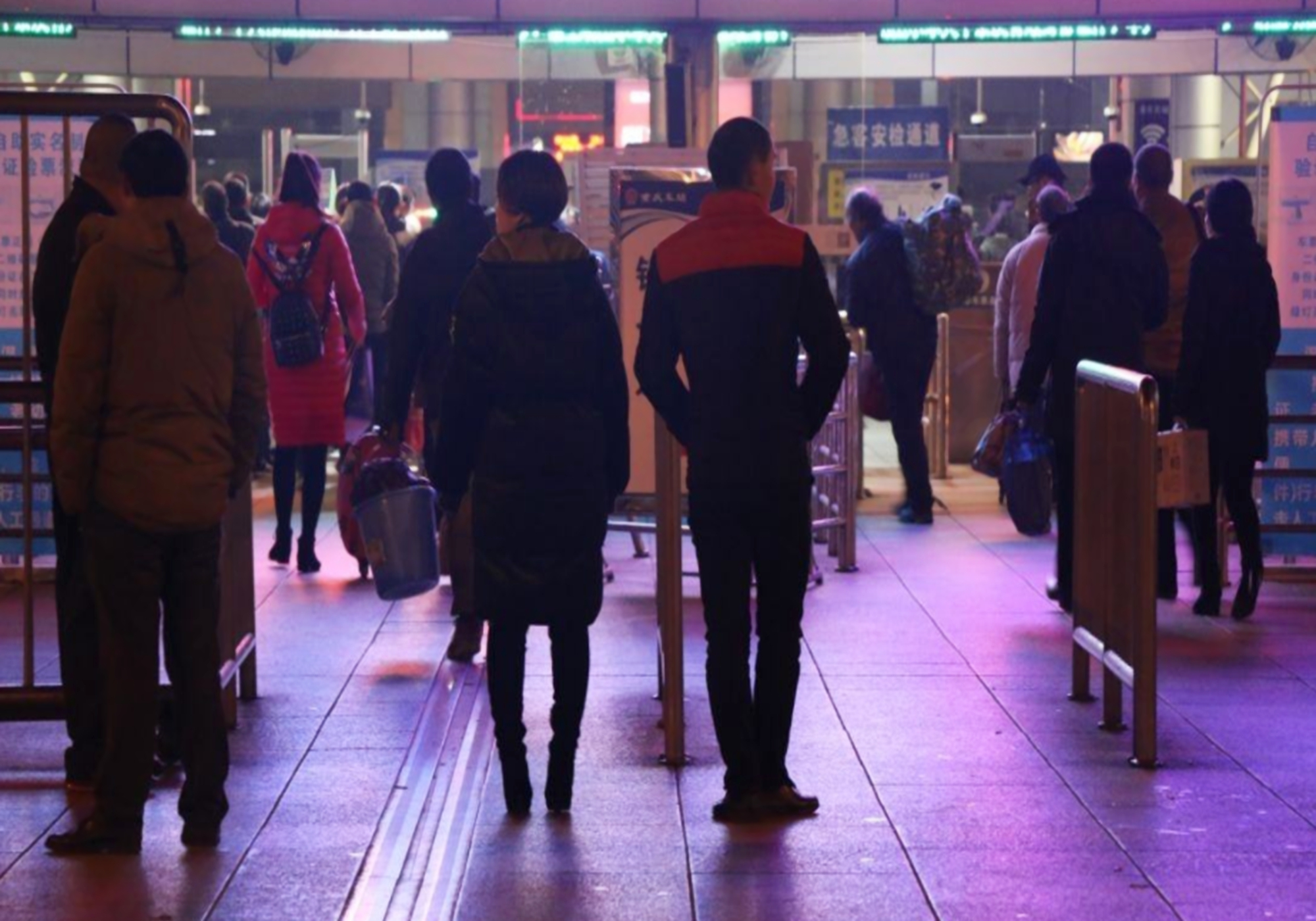 10岁男孩凌晨3点被爸爸扔火车站乞讨,网友:做了我不敢做的