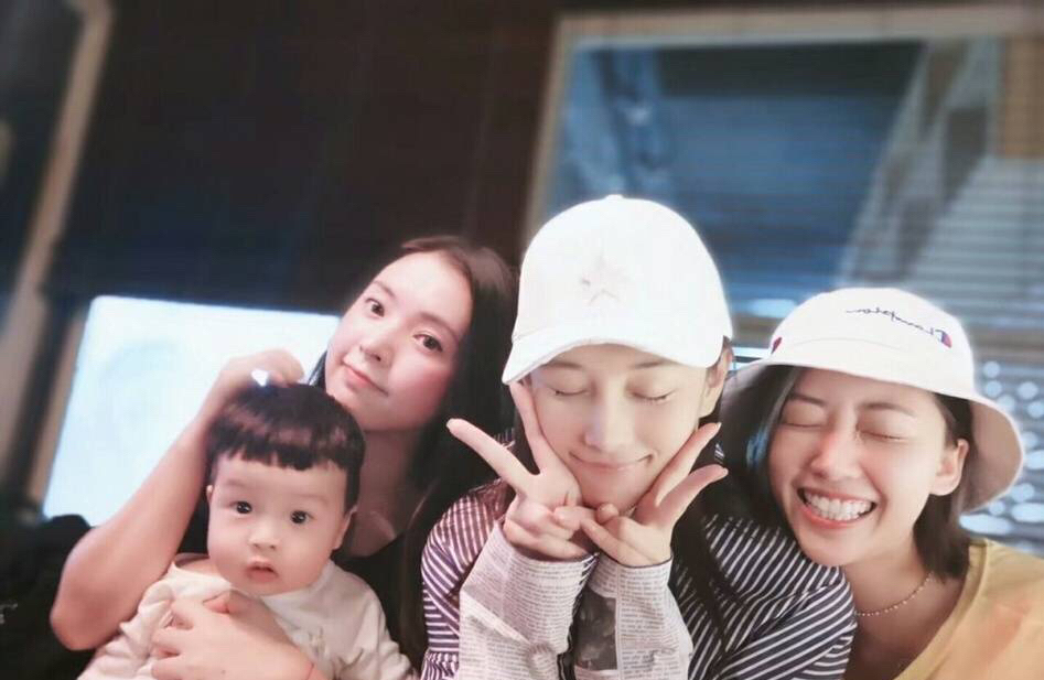 张馨予婚后聚会抱着小宝贝,孩子跟妈妈超级像,不见何捷出镜